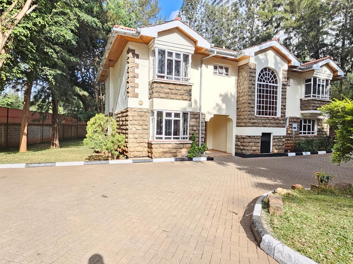 5 Bed House with En Suite in Lavington - 2