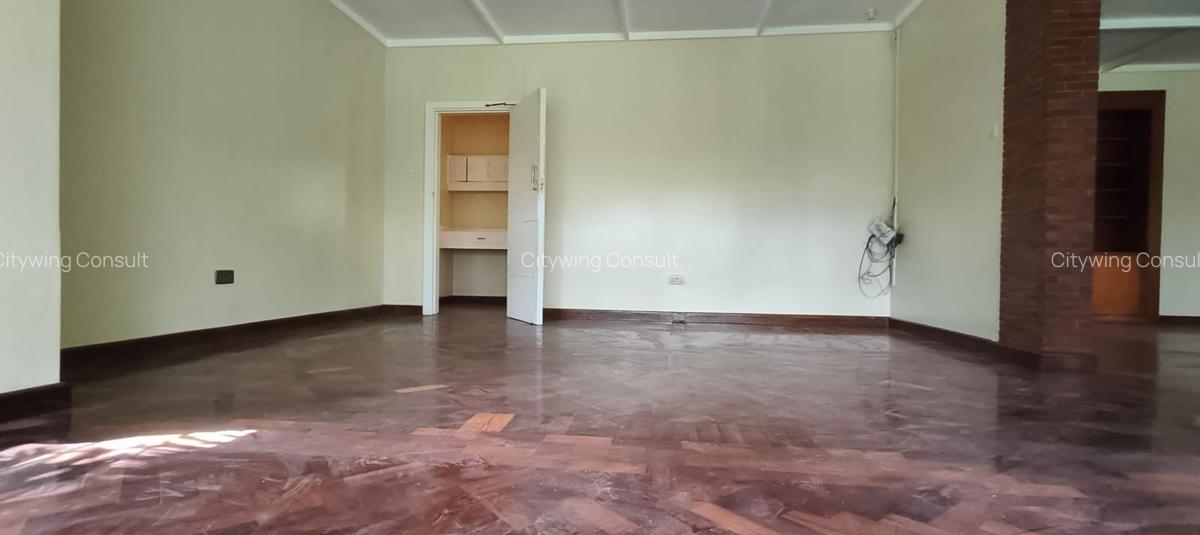 4 Bed House with En Suite in Rosslyn - 12