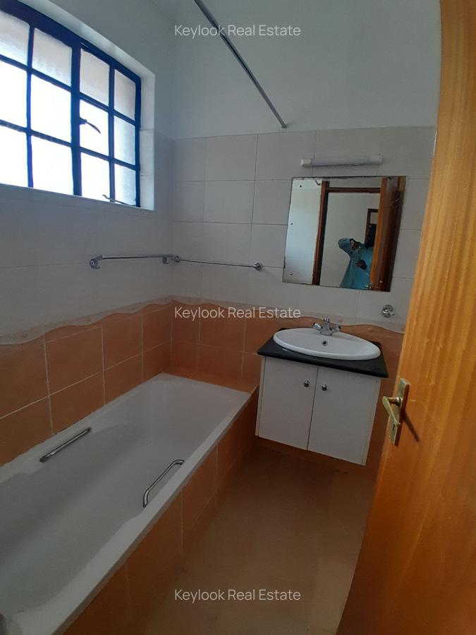 5 Bed Townhouse with En Suite in Lavington - 12