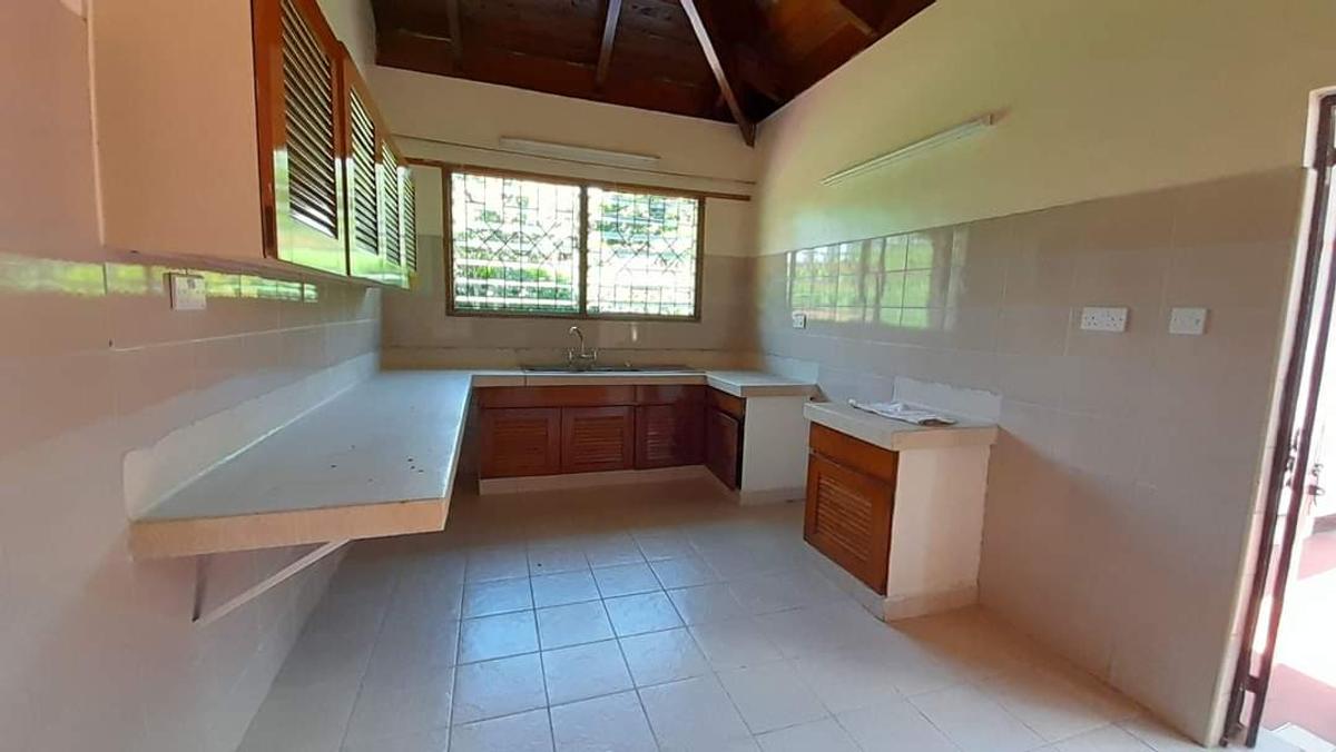 4 Bed House with En Suite at Lakeview - 16