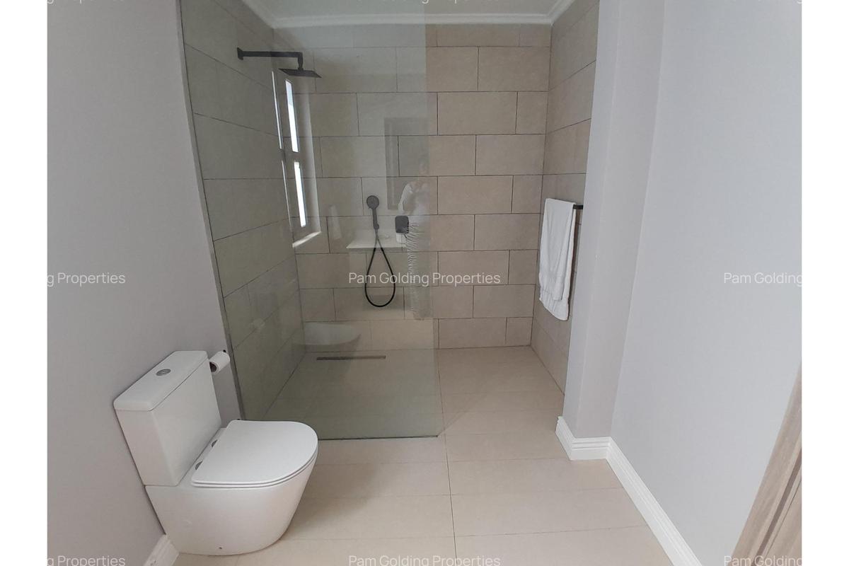 6 Bed Villa with En Suite at Palm Valley - 12