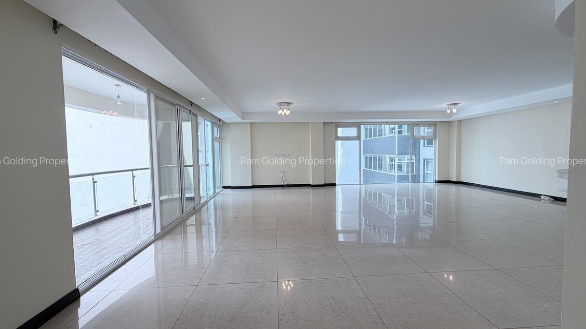 3 Bed Apartment with En Suite at Riverside Gardens - 13