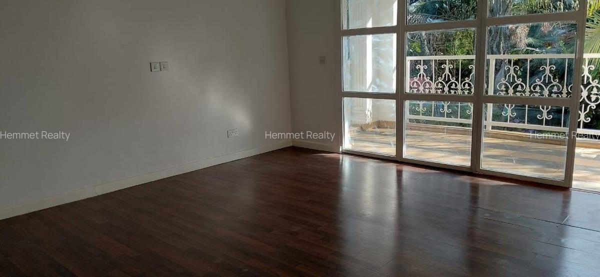 5 Bed House with En Suite in Runda - 4