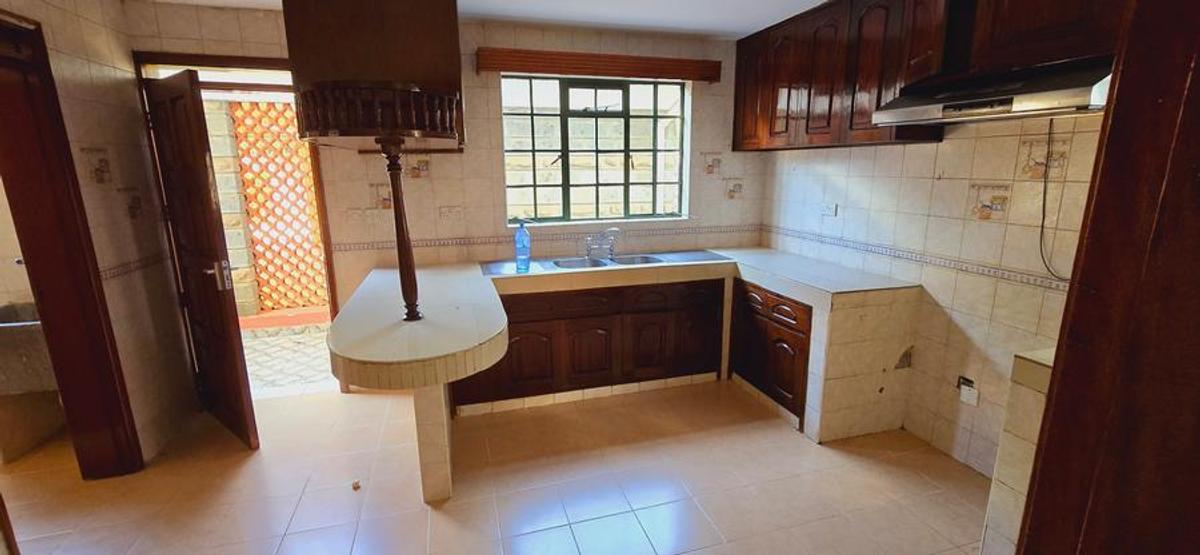 4 Bed Townhouse with En Suite at Lavington. - 7