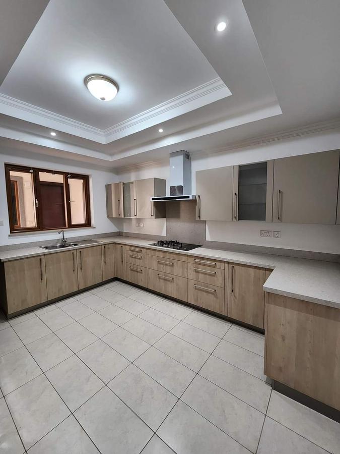 5 Bed Townhouse with En Suite at Lavington - 5