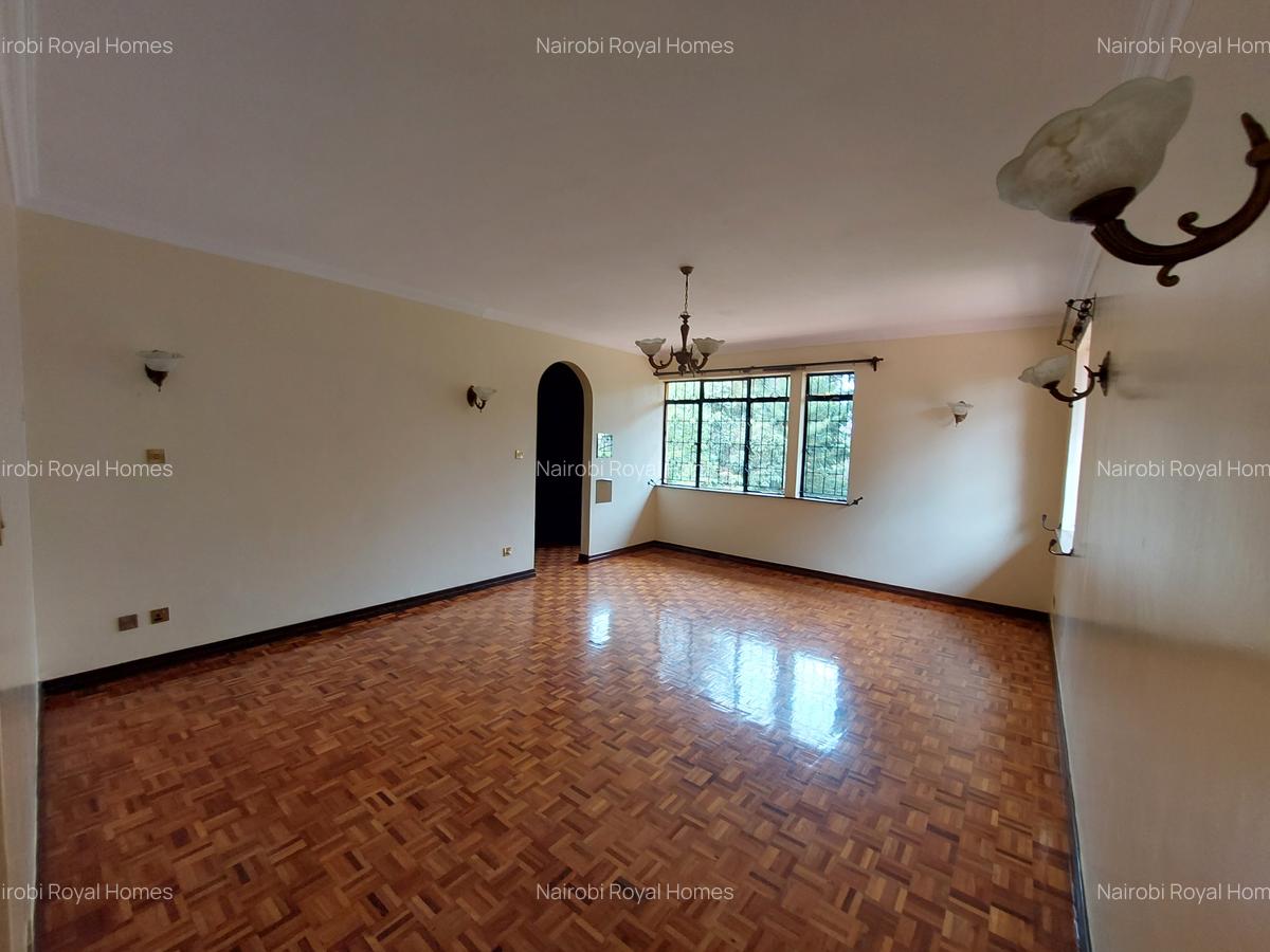 4 Bed House with En Suite at Acacia Drive - 10