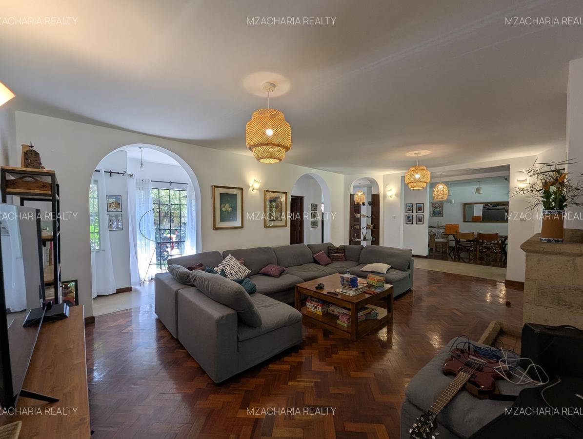 4 Bed Villa with En Suite in Spring Valley - 5