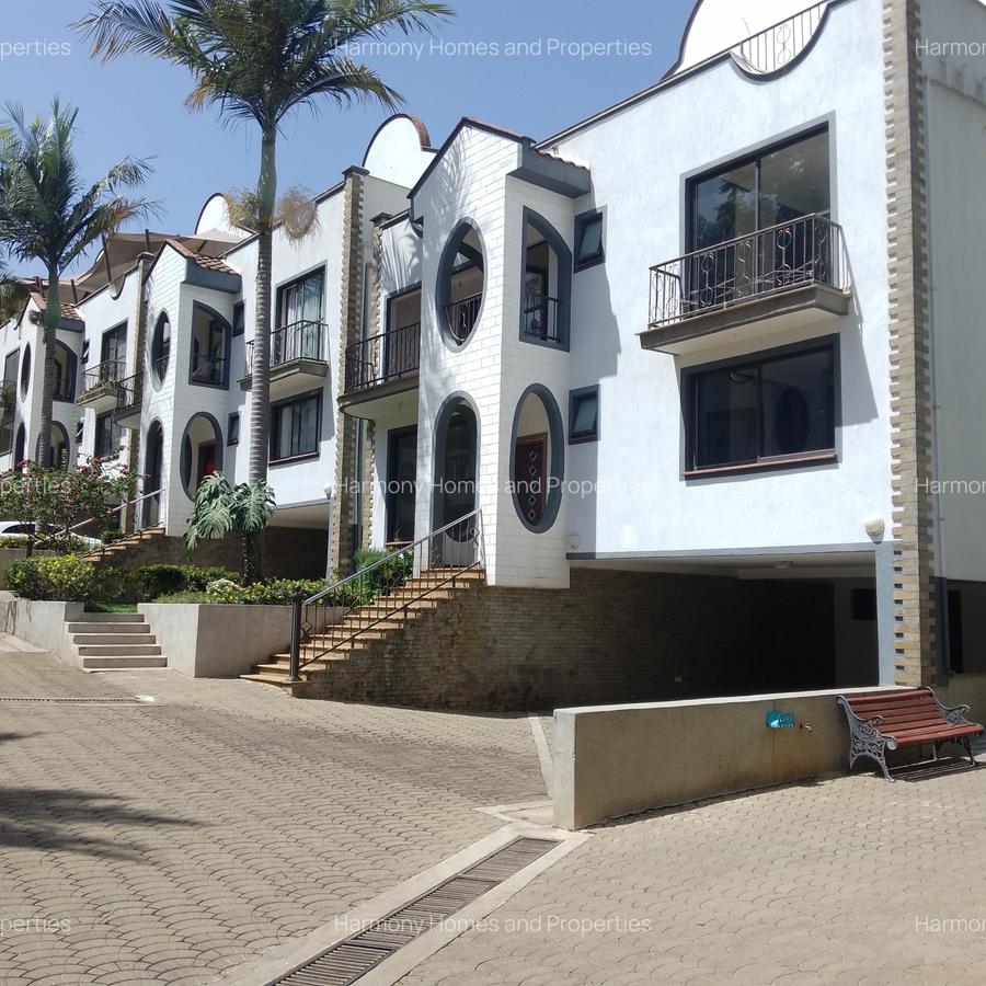 5 Bed Villa with En Suite at Brookside - 1