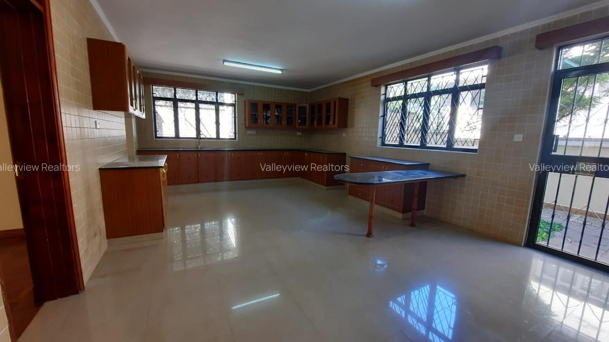 4 Bed Townhouse with En Suite at Lavington - 17