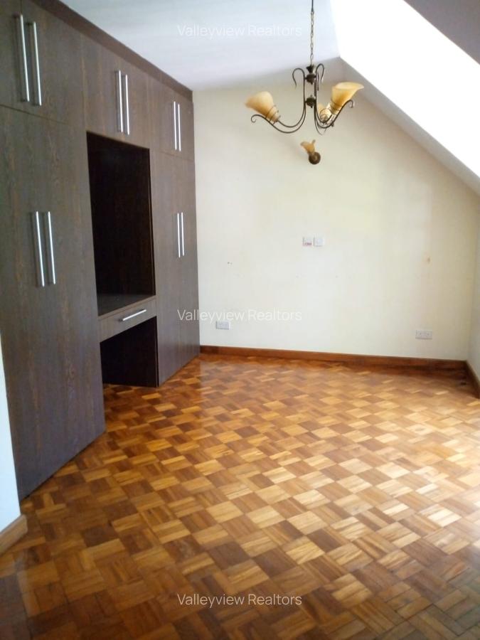 4 Bed Townhouse with En Suite at Lavington - 10