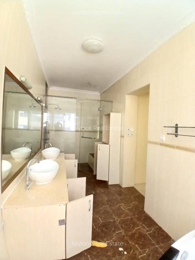 4 Bed Townhouse with En Suite at Riverside Drive - 16