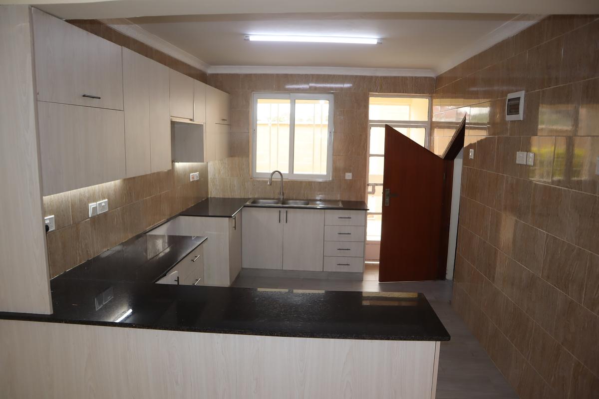 4 Bed House with En Suite at Near Gateway Mall - 11