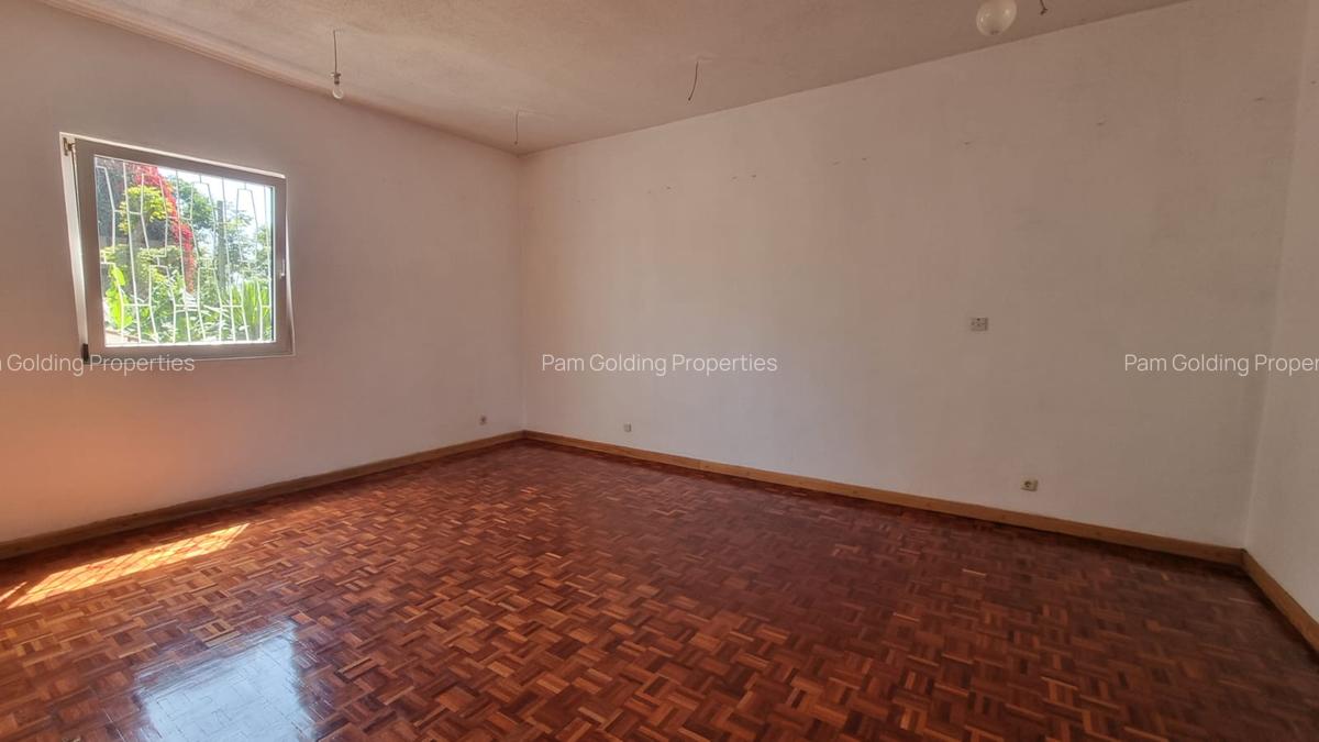 5 Bed House with Garden in Rosslyn - 11