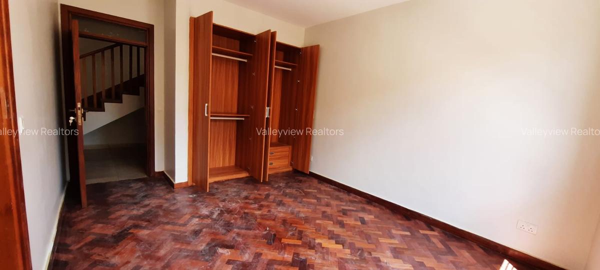 5 Bed Townhouse with En Suite at Lavington - 14