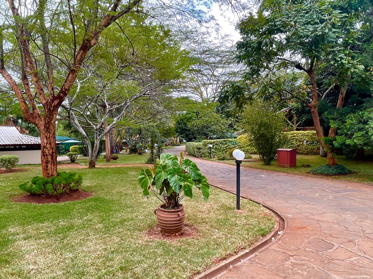 4 Bed Villa with En Suite in Windsor - 17