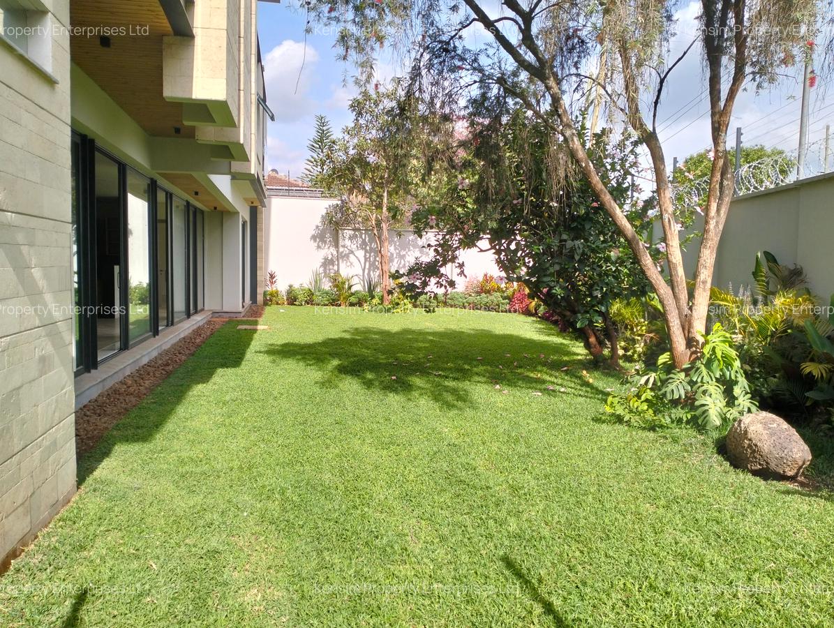 5 Bed Townhouse with En Suite in Brookside - 1