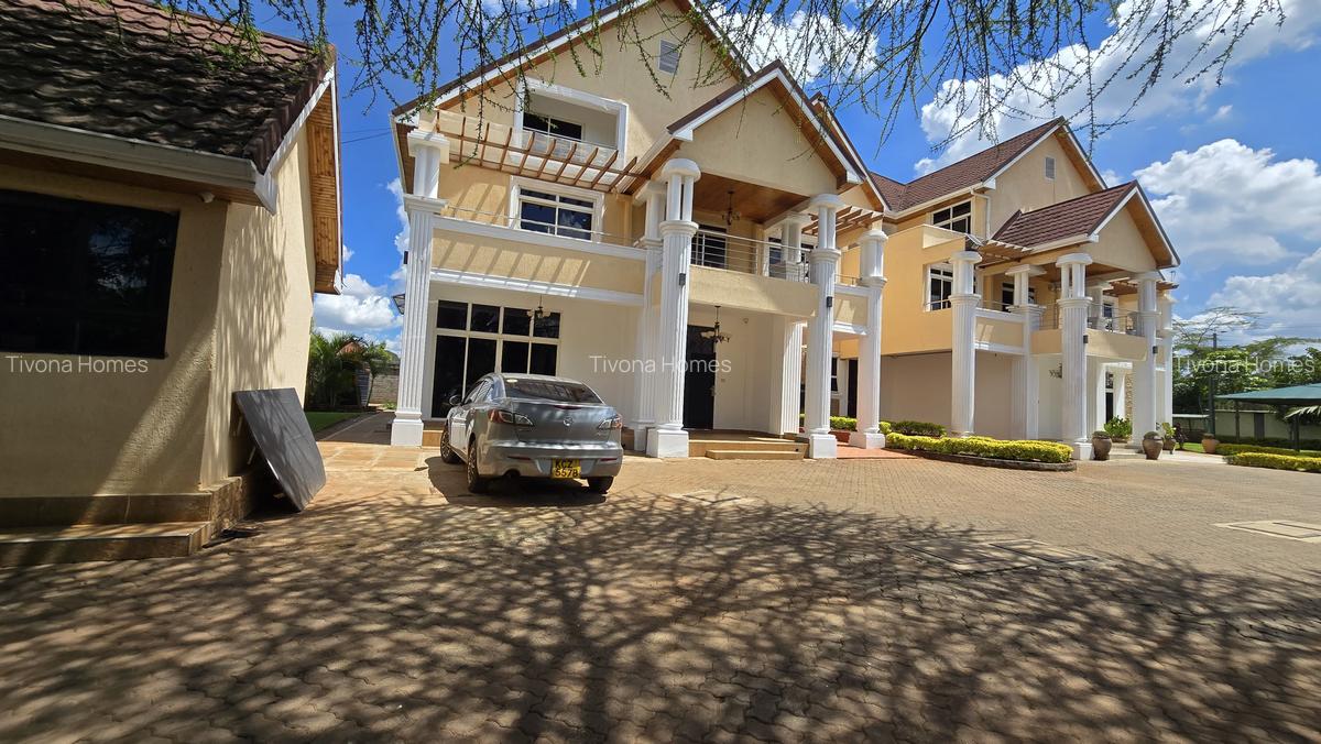 5 Bed House with En Suite in Ridgeways - 1