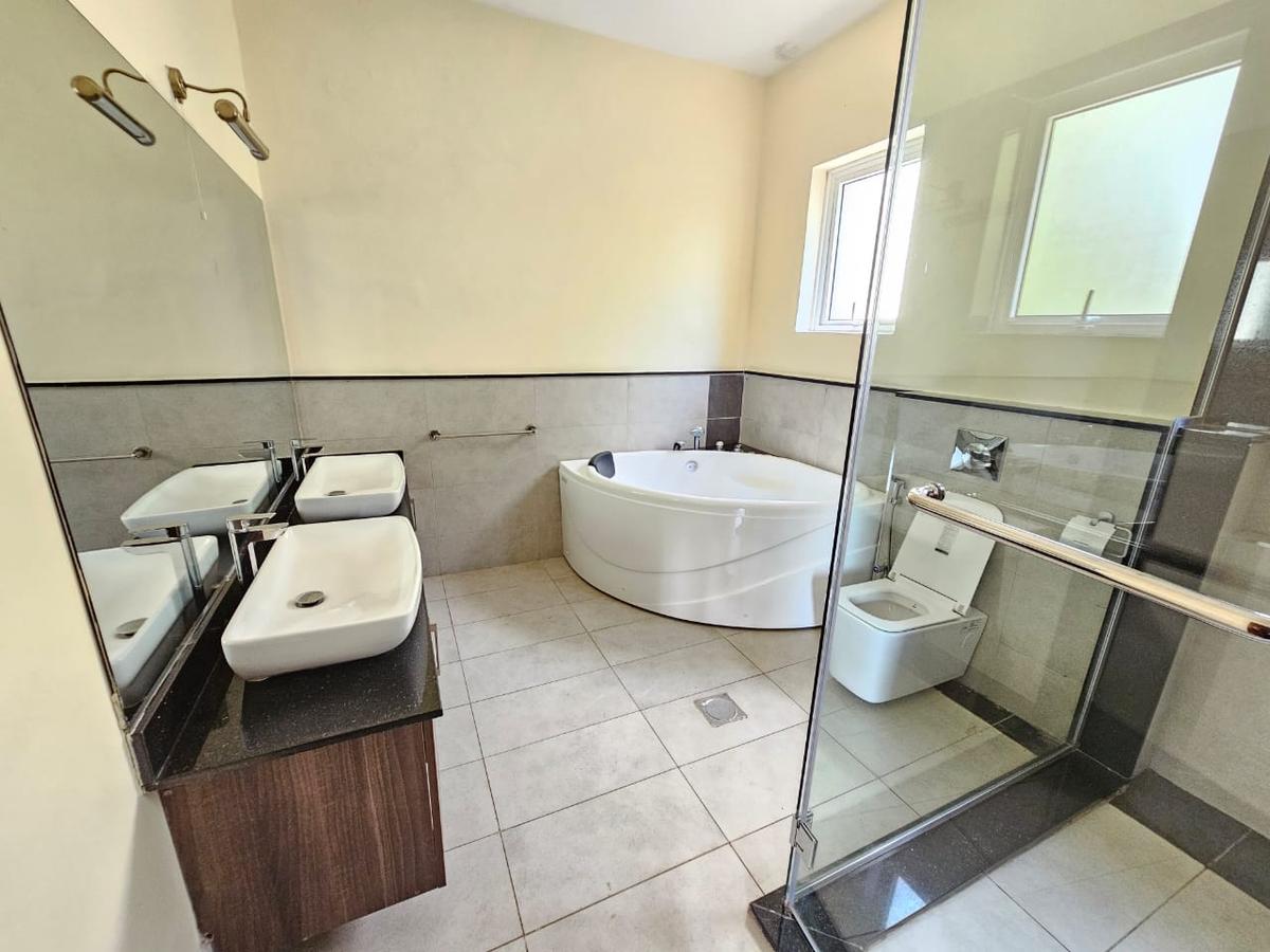 5 Bed House with En Suite in Lavington - 14