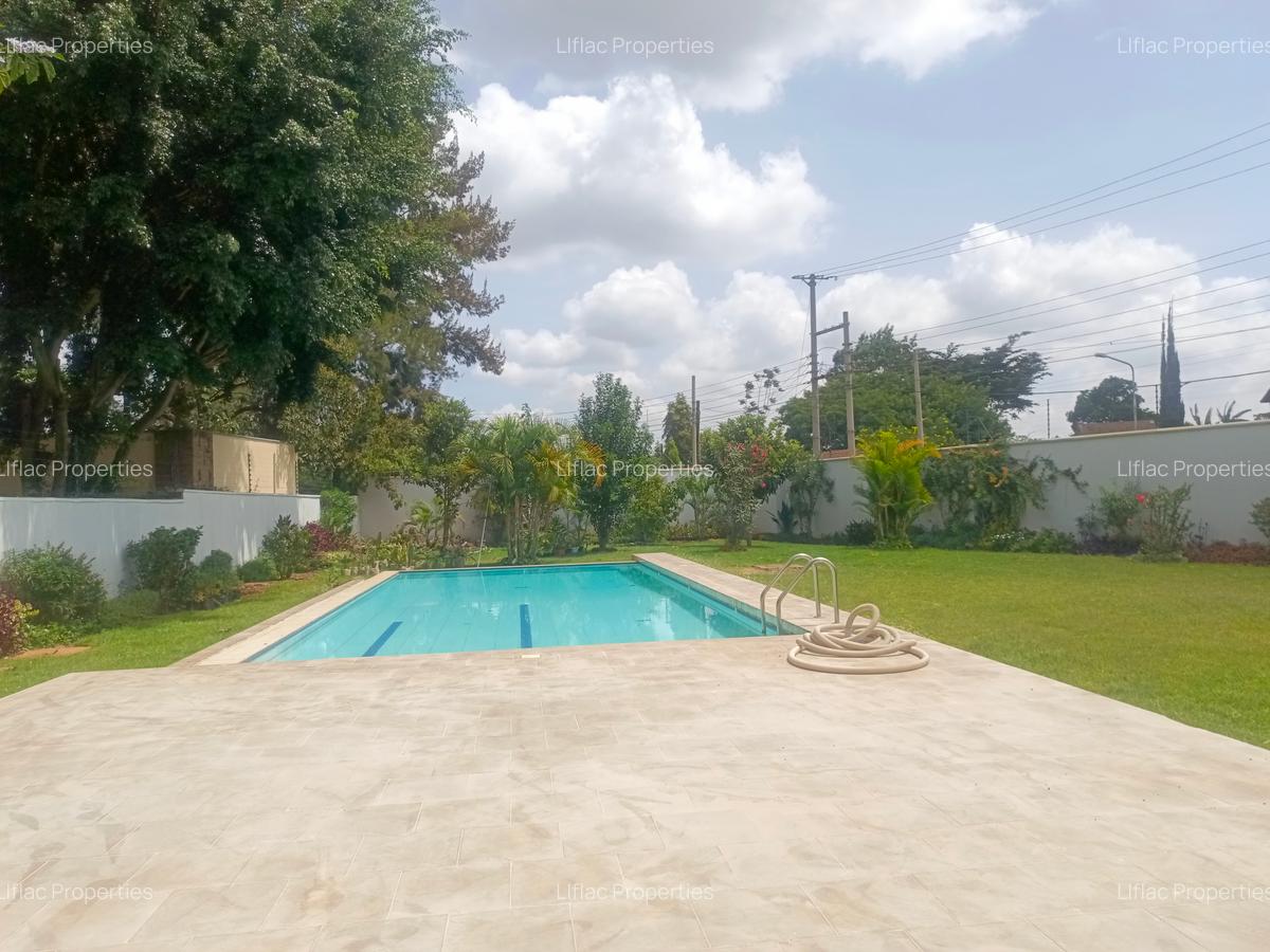 5 Bed House with En Suite in Runda - 2