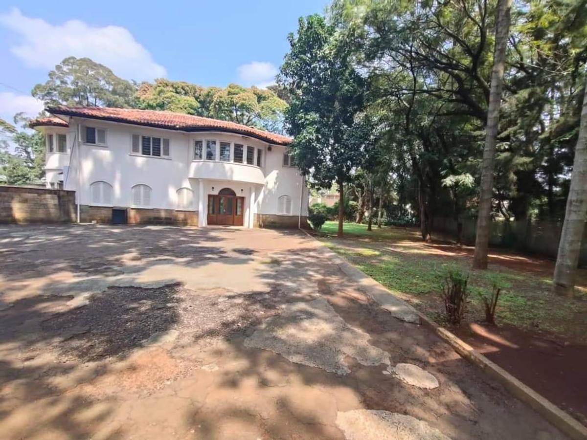 8 Bed House with En Suite at Lavington - 5