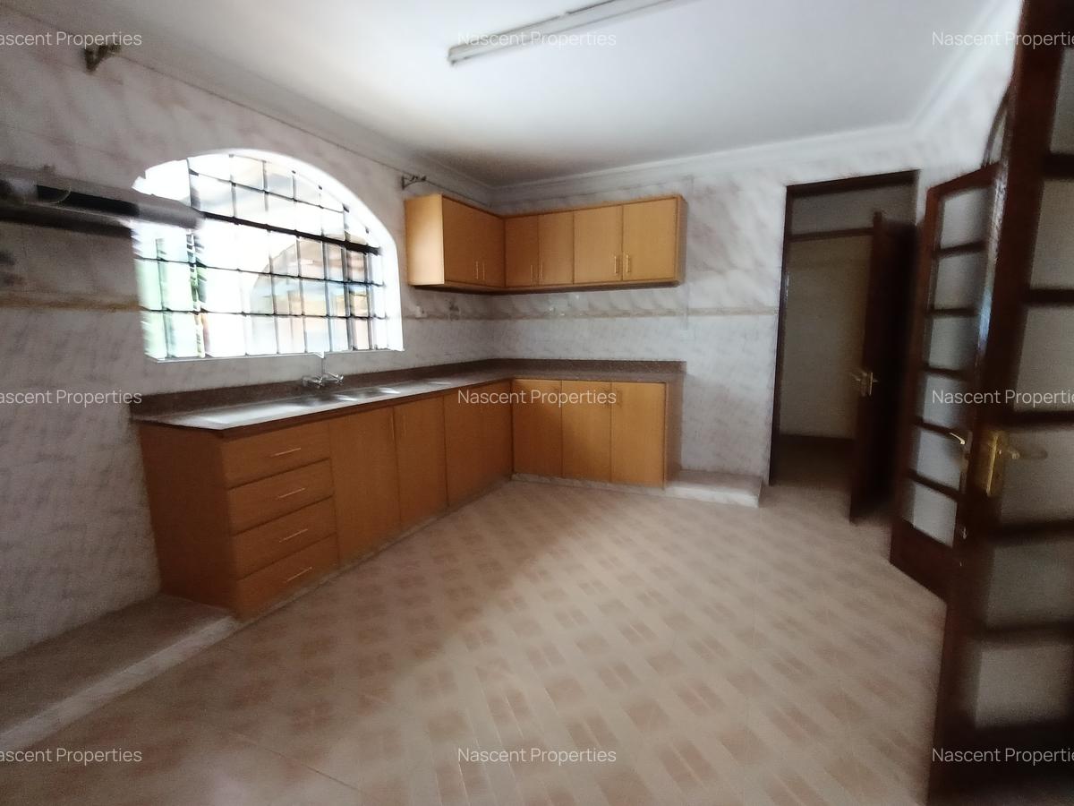 4 Bed House with En Suite in Ridgeways - 5