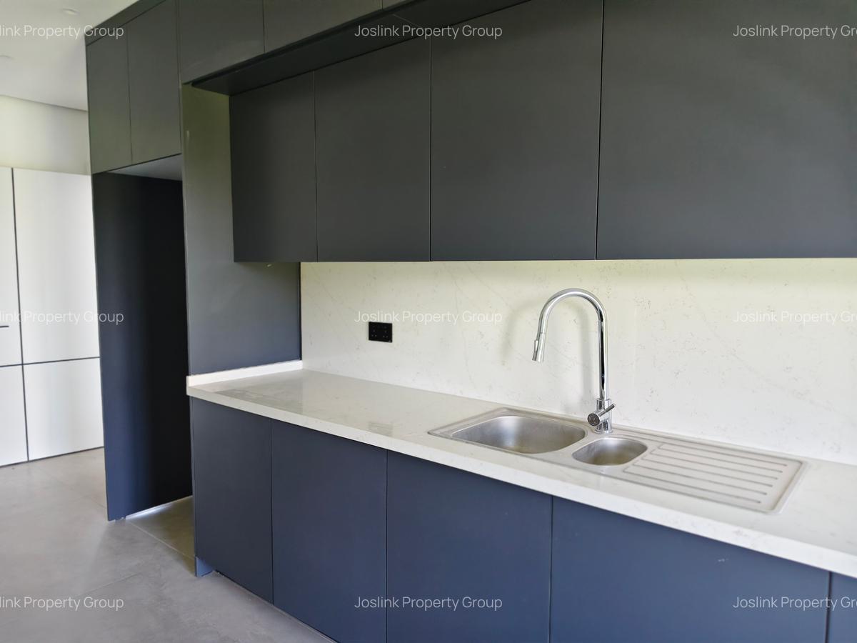 3 Bed Apartment with En Suite at Central - 16