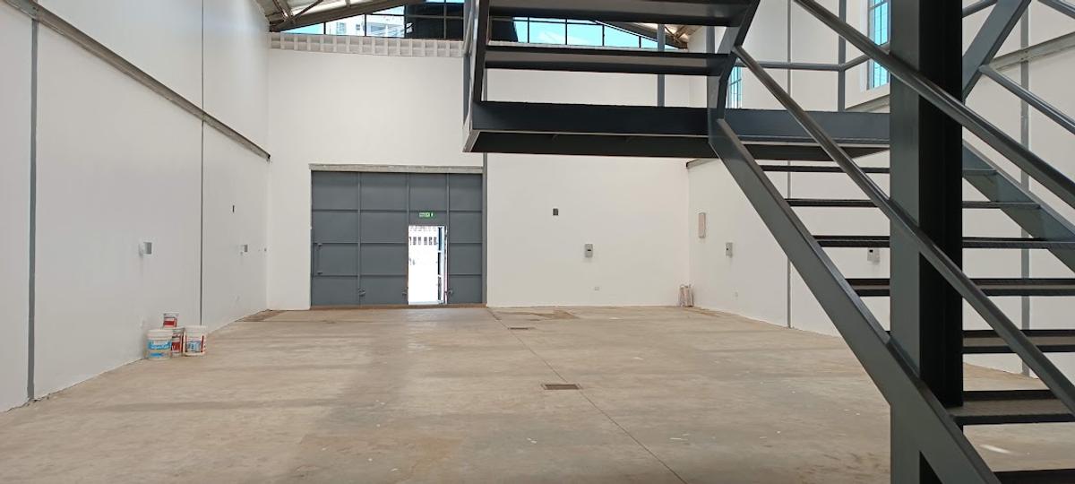 3,000 ft² Warehouse with Service Charge Included in Kamakis - 4