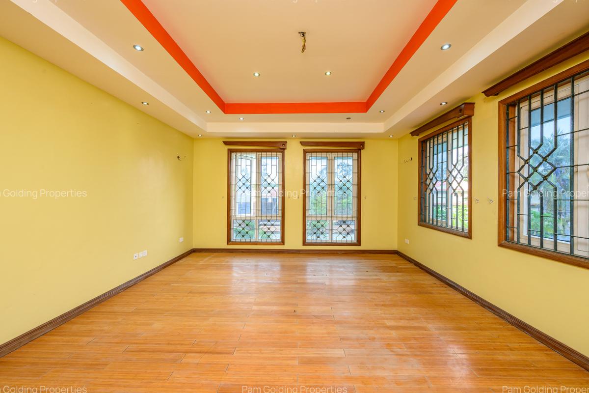 6 Bed House with En Suite in Kizingo - 4