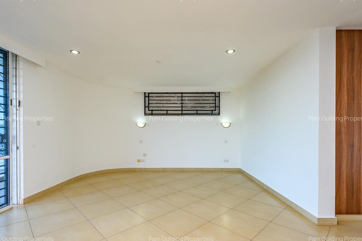 4 Bed Apartment with En Suite at Greenwood Drive - 15