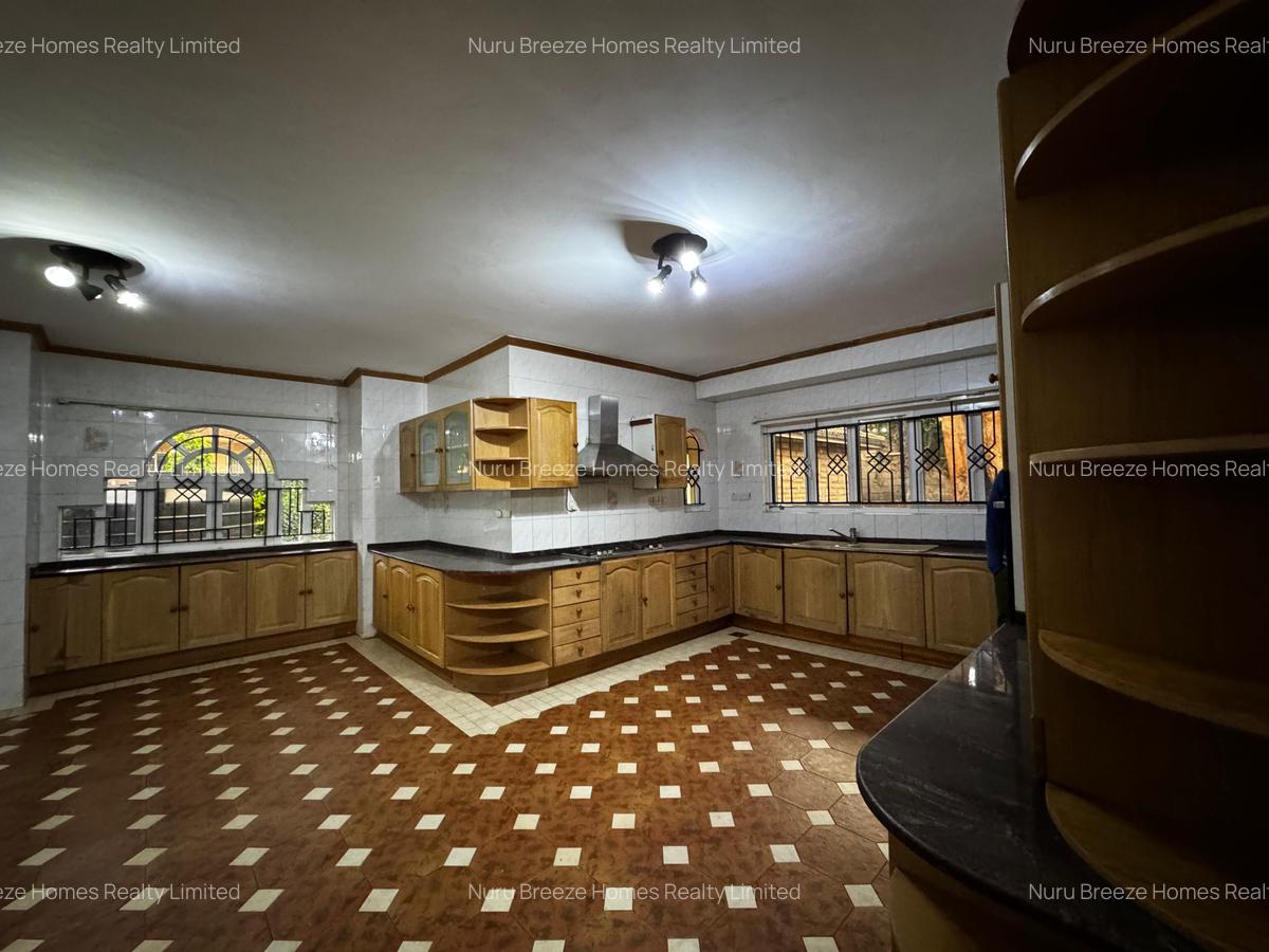 5 Bed House with En Suite in Hill View - 17