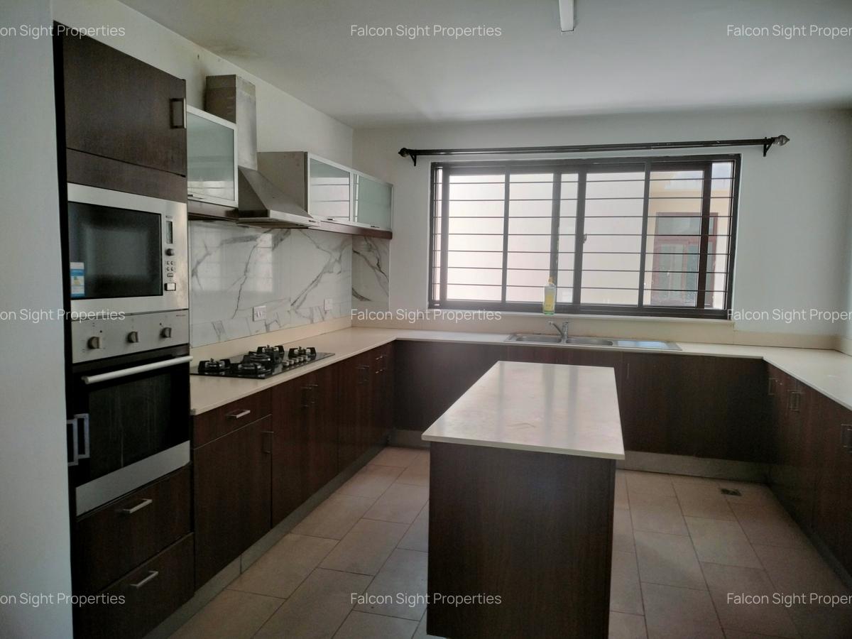 5 Bed Townhouse with Garden at Situated In Ambiance Neighborhood - 10