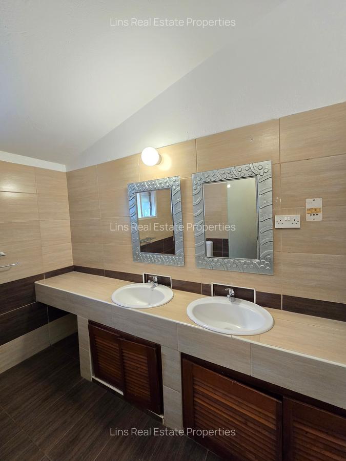 4 Bed House with En Suite in Hill View - 18