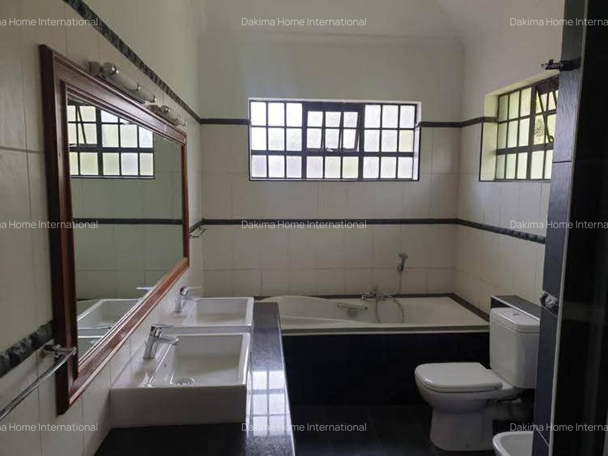 4 Bed Townhouse with En Suite in Spring Valley - 10