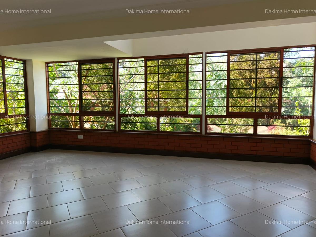 5 Bed Townhouse with En Suite in Spring Valley - 6