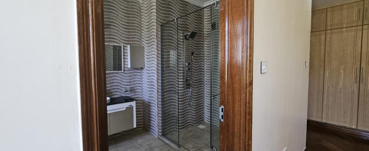 6 Bed House with En Suite in Runda - 14