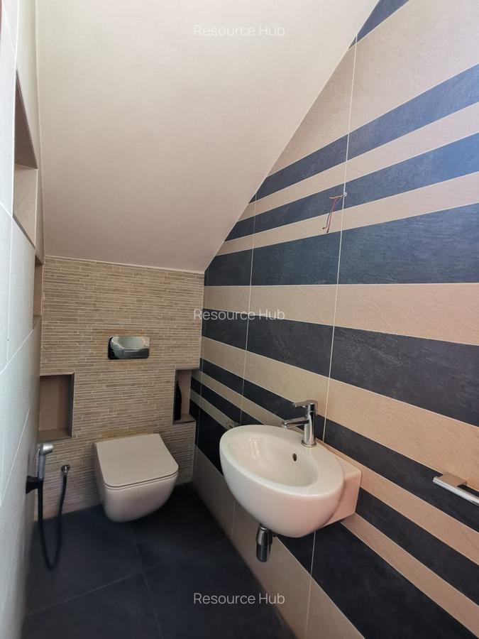 4 Bed Townhouse with En Suite at Off Brook House Drive - 5