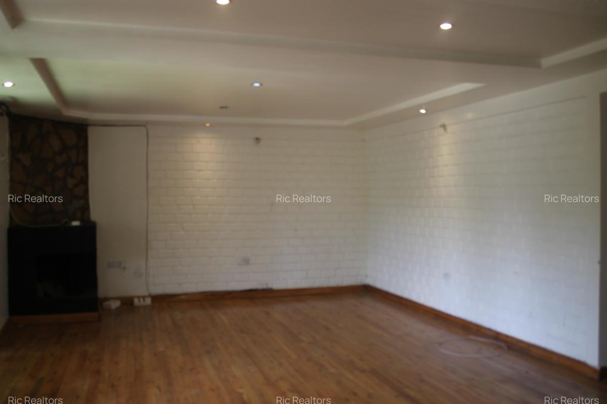 3 Bed House with En Suite at Karen - Fairacres - 9