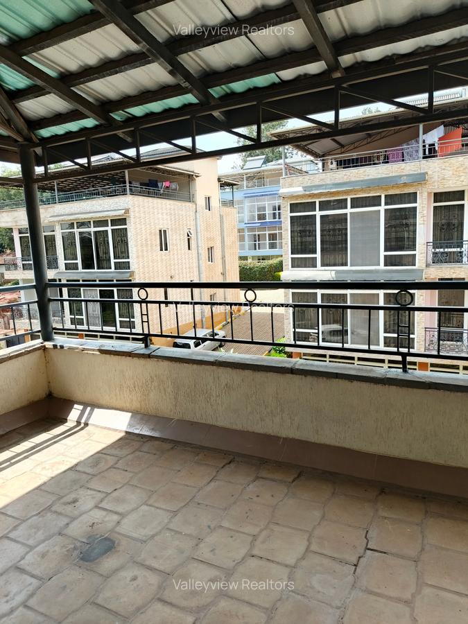 5 Bed Townhouse with En Suite at Lavington - 19