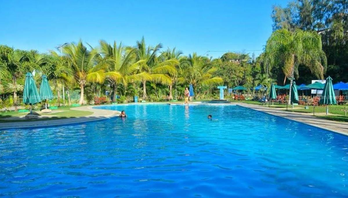 Serviced 1 Bed Apartment with En Suite at Sunset Paradise - 16