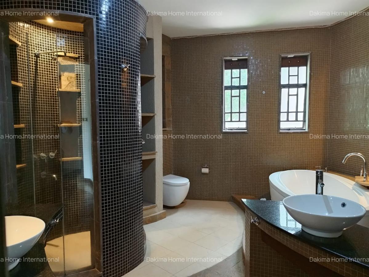 4 Bed Villa with En Suite in Lake View - 10