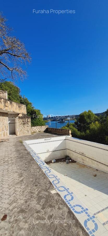 6 Bed House in Tudor - 8