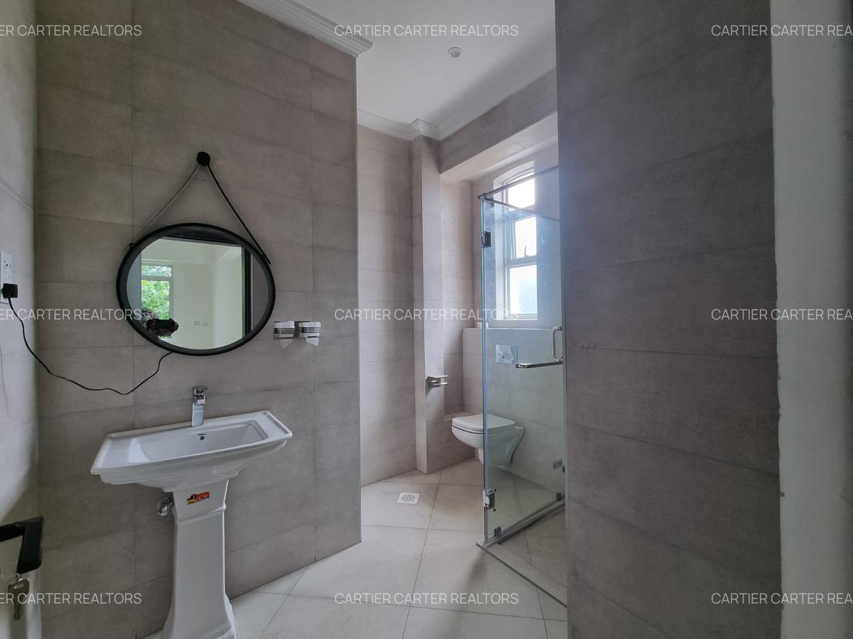 5 Bed House with En Suite in Runda - 16