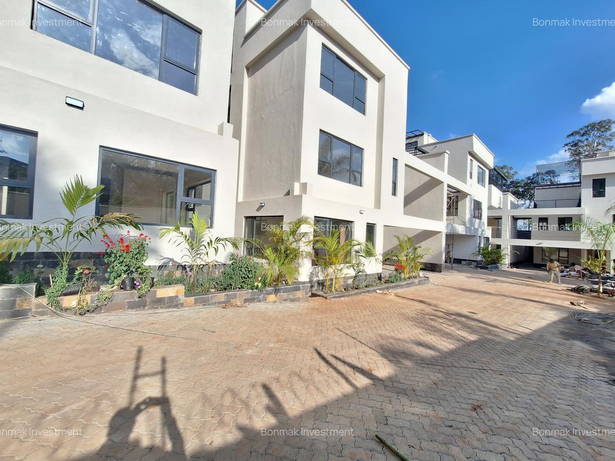 5 Bed Townhouse with En Suite at Lavington Green - 17