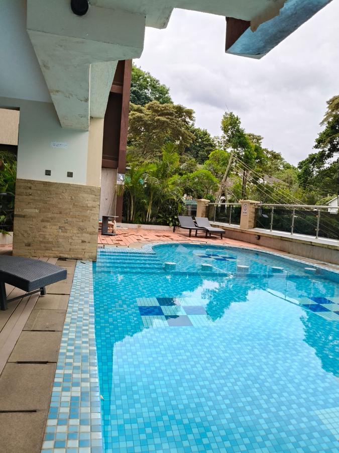 3 Bed Apartment with Swimming Pool in Riverside - 20