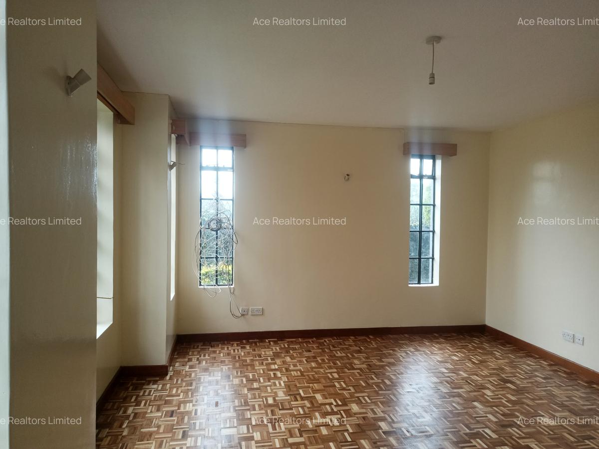 4 Bed Townhouse with En Suite at Near Isk - 3