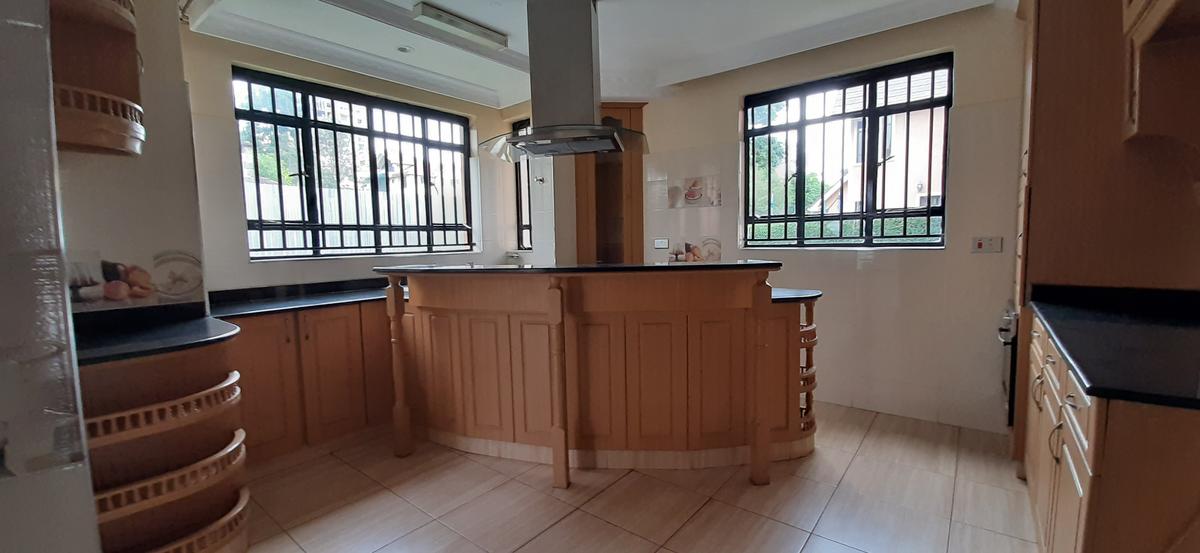 4 Bed House with En Suite in Lavington - 7