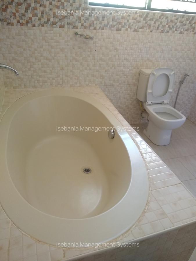 4 Bed House with En Suite at - 12