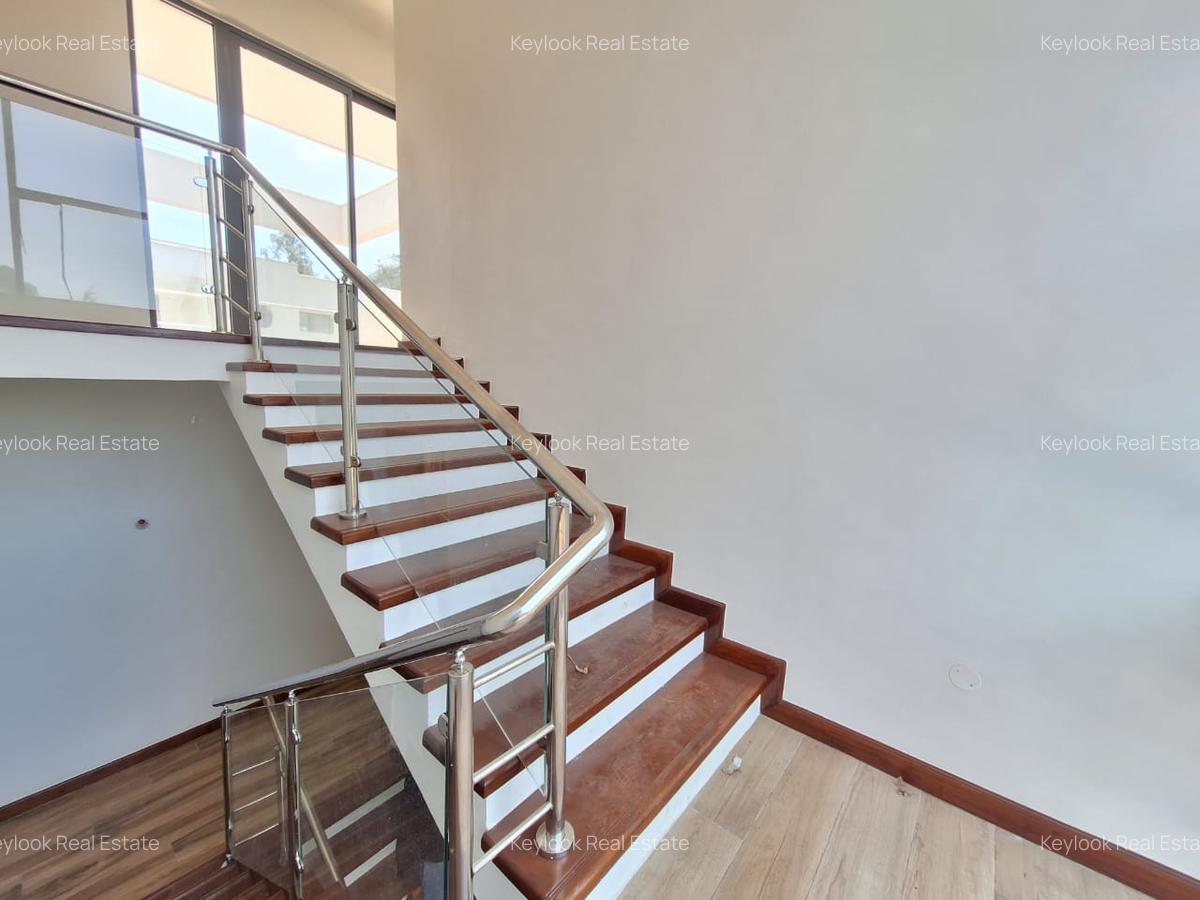 5 Bed Townhouse with En Suite at Lavington - 4