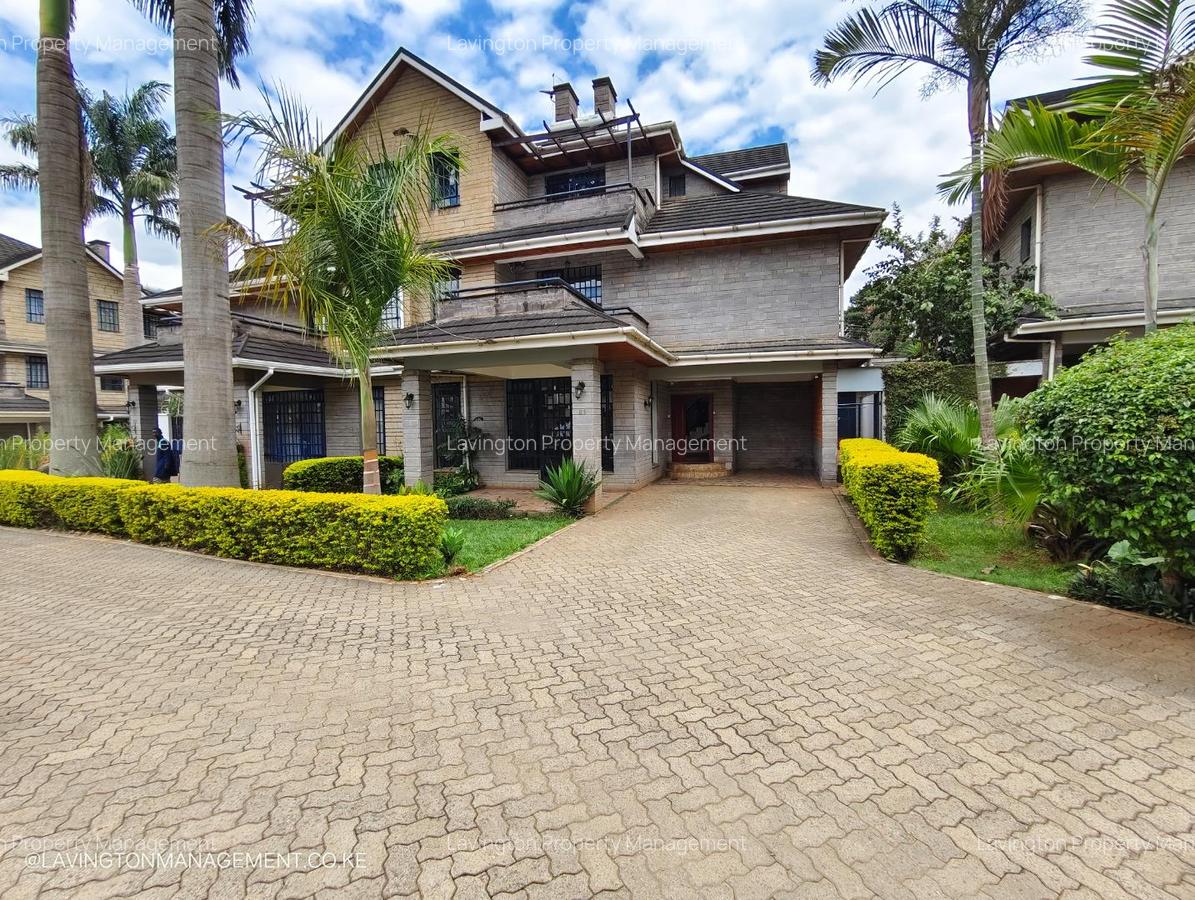 5 Bed Villa with En Suite at Lavington Green - 1
