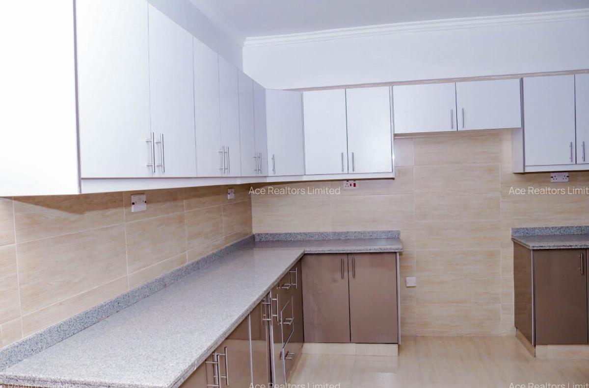 3 Bed Apartment with En Suite at Lavington - 4